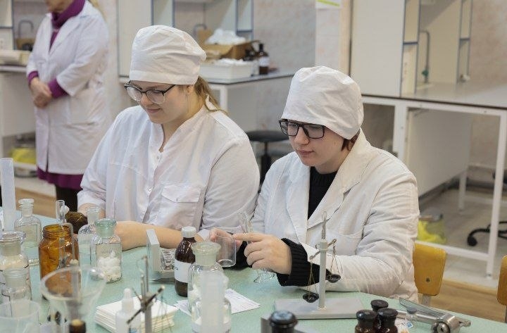 Три пути в одну профессию: как становятся фармацевтами в Луге